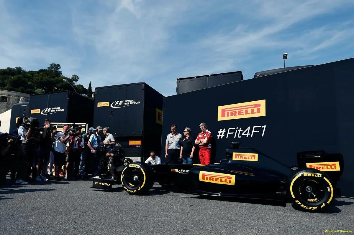 Pirelli реклама на формуле 1. Ferrari Pirelli le mans. Спонсоры формулы 1 на черном фоне.