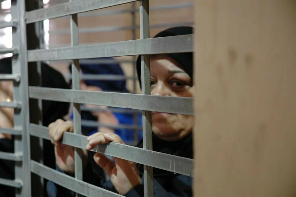 Women in prison. Женская израильская тюрьма. Обыск заключенных женщин. Издевательства в женской колонии. Фотожаба израильская женская тюрьма.