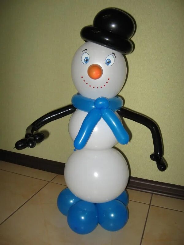 Снеговик шаров. Фигуры из воздушных шаров. Снеговик из шаров. Снеговик из шариков воздушных. Снеговик из шаров фигурка.