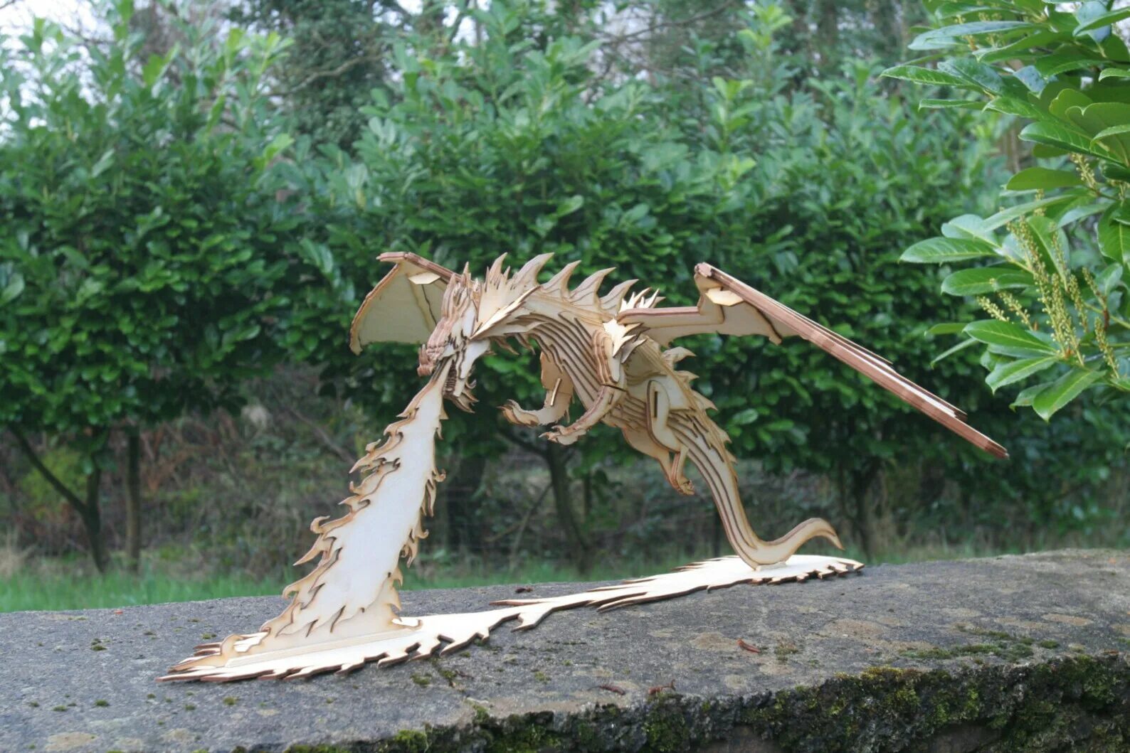 Деревянный дракон какой. Смауг дракон. Деревянный дракон. Дракон из фанеры. Скульптура дракона из дерева.