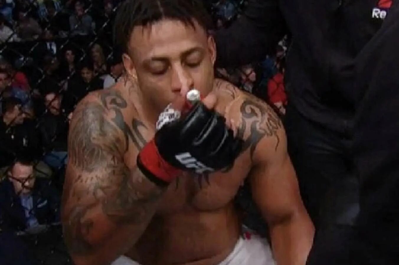 Between rounds. Greg Hardy UFC. Грег Харди фото. Грег бошенлагем боец. Татуировка боец с кувалдой.