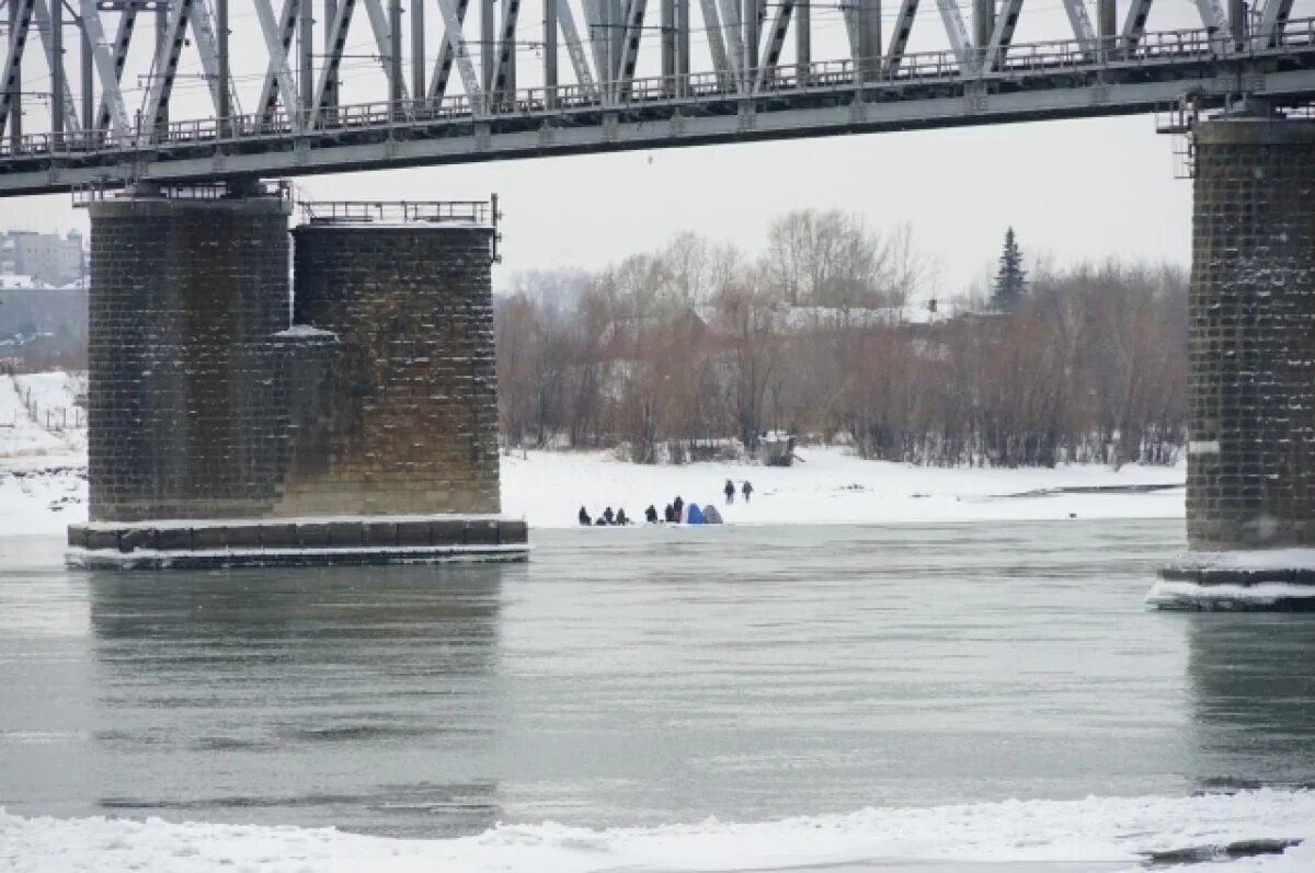 Уровень воды в оби октябрьское. Вода Новосибирск. Уровень воды в Оби в Новосибирске. Река Обь мост. Повышение уровня воды реки Обь.