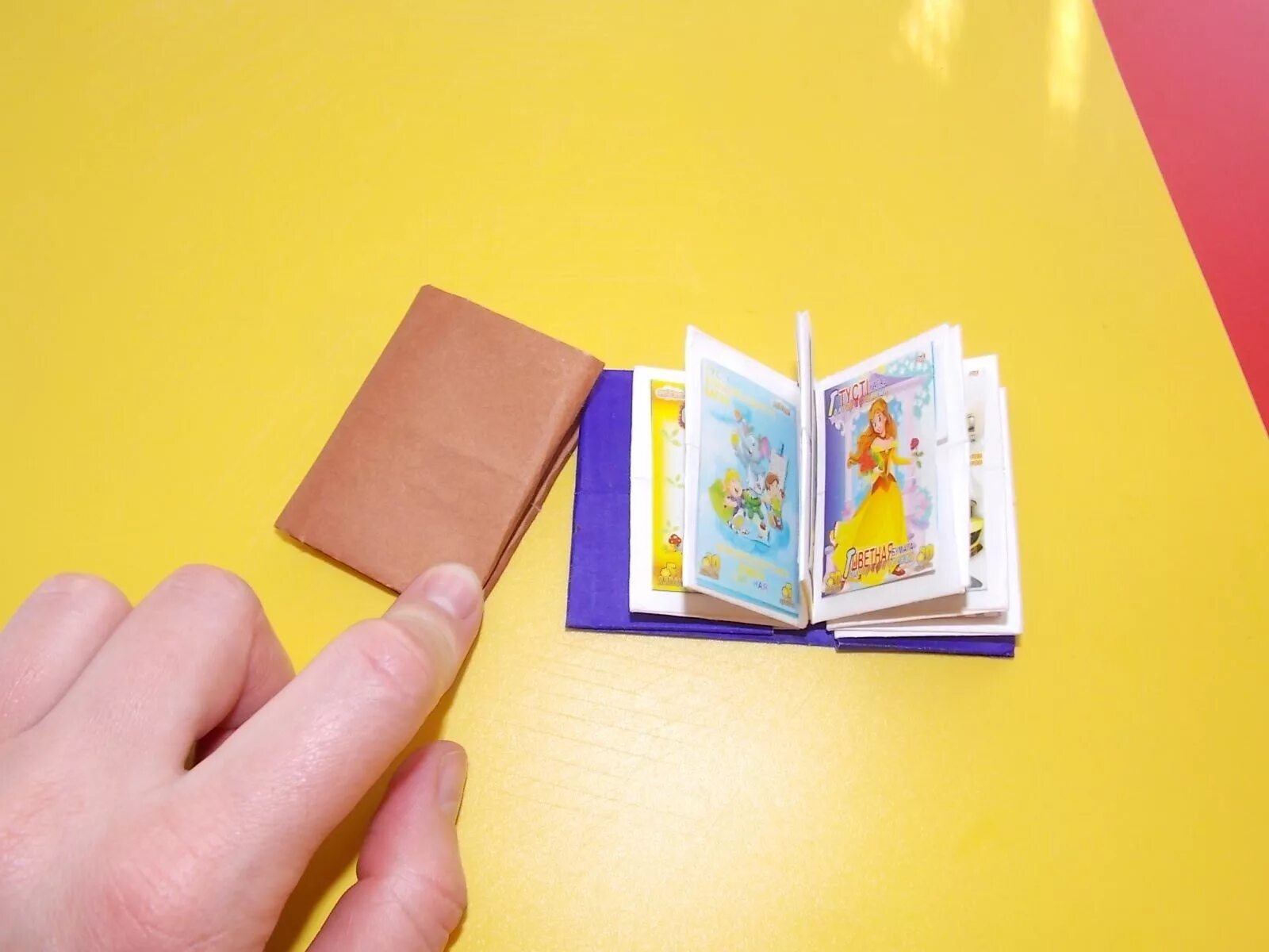 Книга как ее сделать. Книжка из бумаги для детей. Маленькие книжки. Маленькая книжка из бумаги. Мини блокнот из бумаги.
