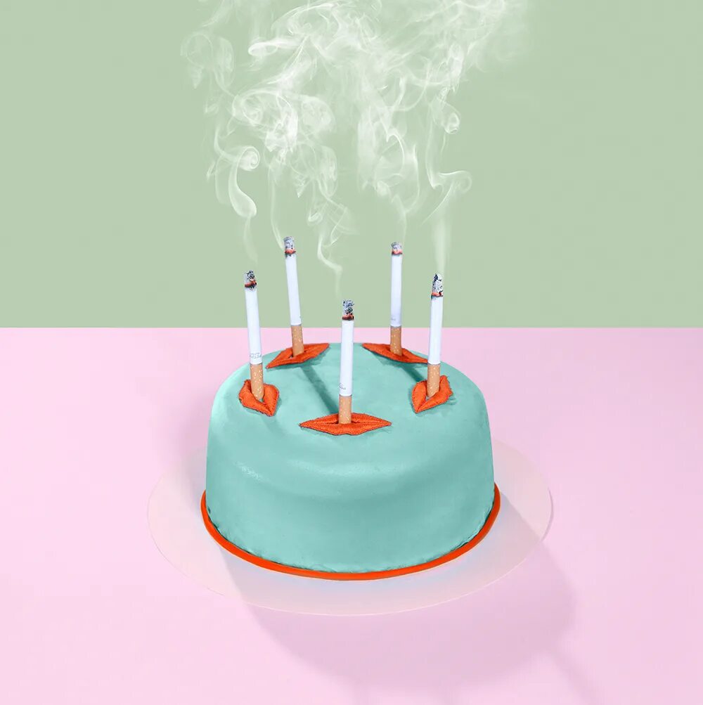 тортик с сигаретой. свечи и сигареты. пепельница с сигаретой и дымом. девушка прикуривает от свечи. спички для свечей.