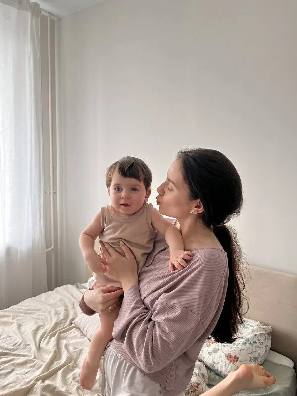 вау мамы. ниночка грицаева ярково. мама гладит волосы дочке. Wow mama салон красоты. вау мам барнаул.