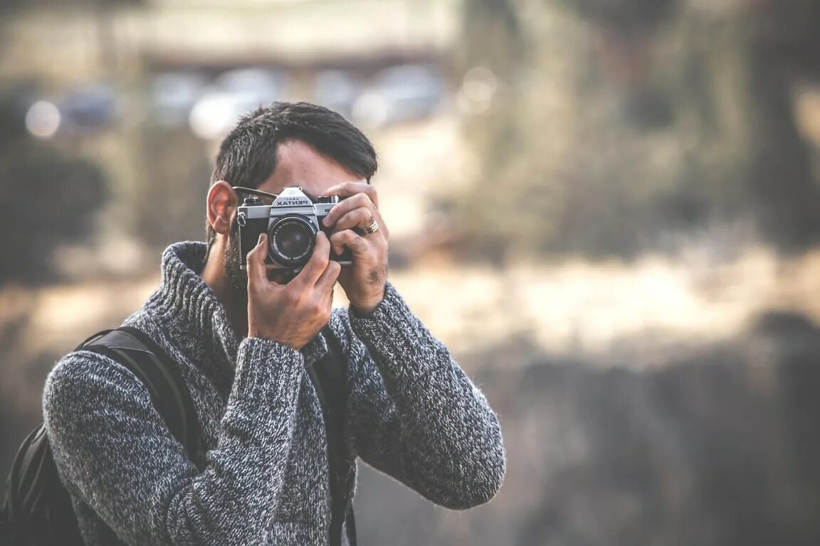 Мужчина фотограф. Парень с фотоаппаратом. человек с фотокамерой. парень фотограф. мужчина с камерой.