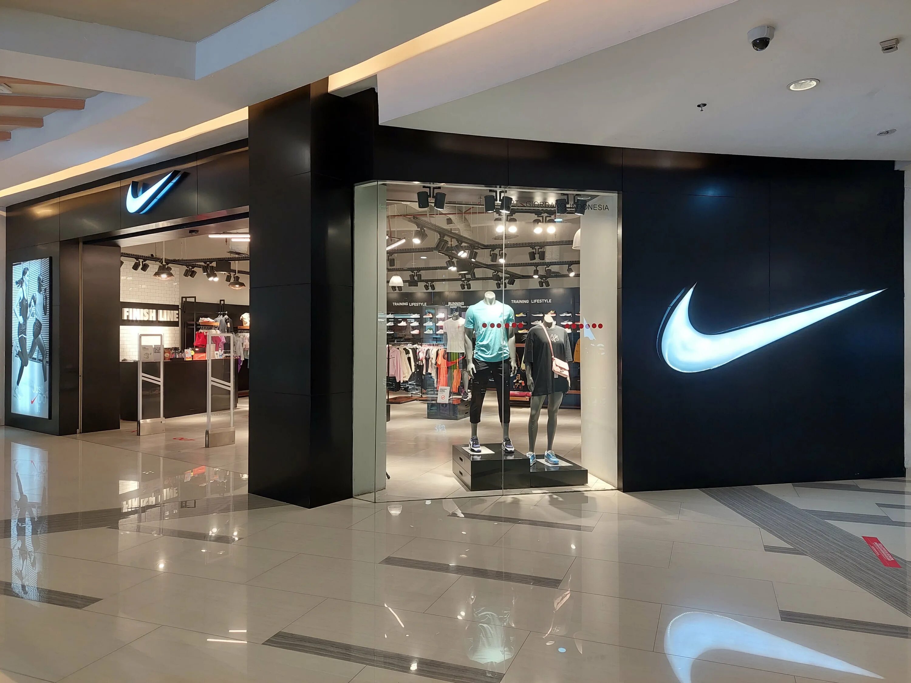 Найк пхукет. Nike Central Phuket. DLR найк. Nike магазин. Ближайший магазин Nike.