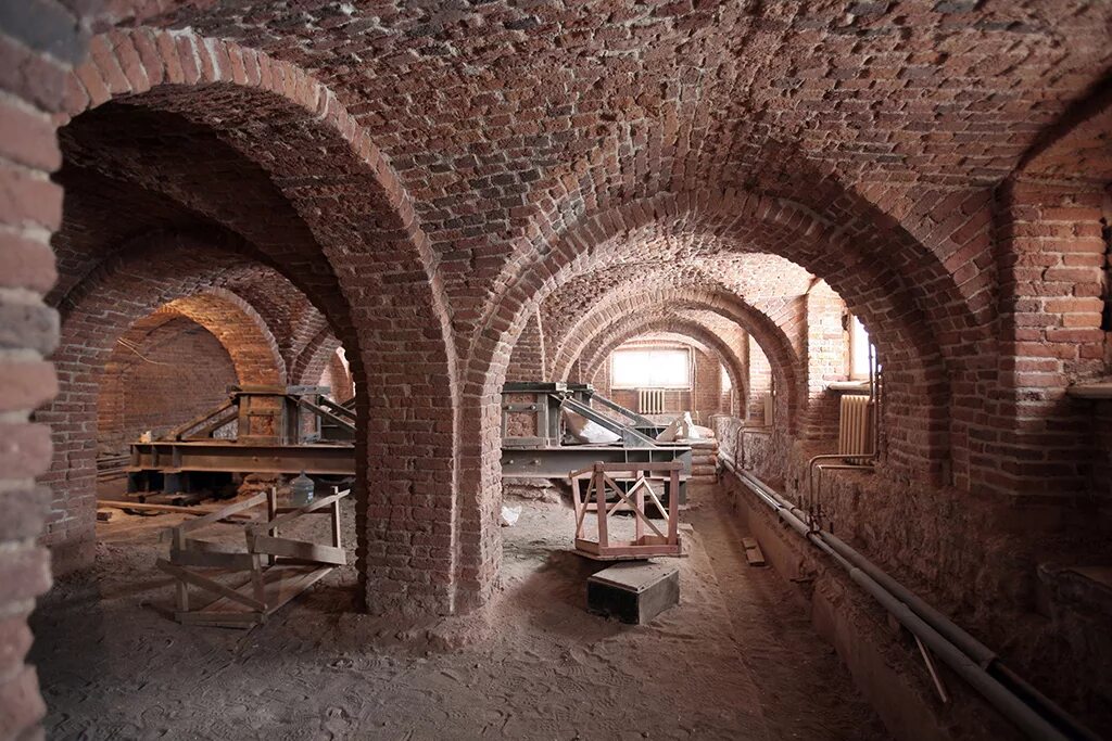 погреб в частном доме. укрепленное помещение. сейфовая комната в доме. сейфовая дверь для хранилища. бронированные панели.