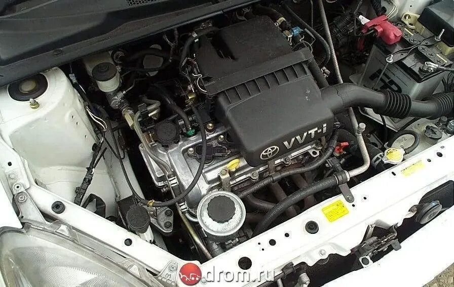 Двигатель тойота витц 1.3. Toyota Vitz двигатель 1.3. Toyota Vitz 2001 под капотом. Toyota Vitz 1.0 двигатель. Двигатель Тойота Витц 2001.