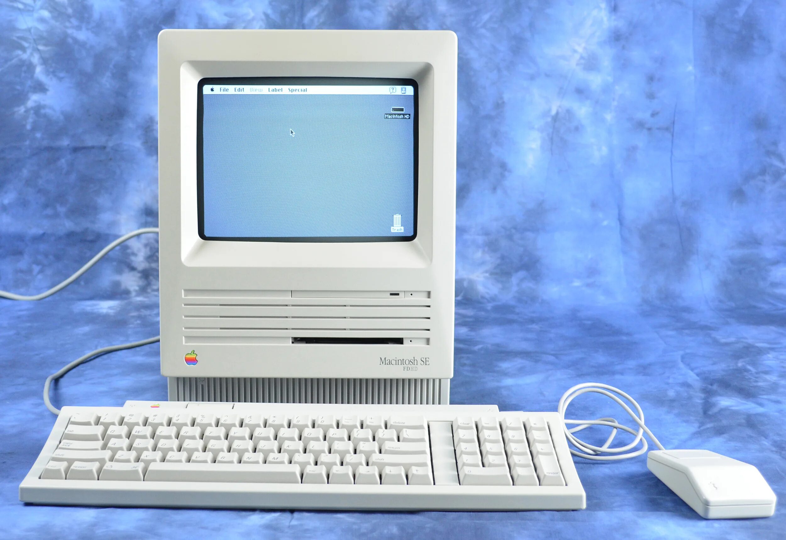 1 личный компьютер. Компьютер Apple Macintosh (1984). Компьютер макинтош 1984. Эппл макинтош 1984. Первые компьютеры Эппл макинтош.