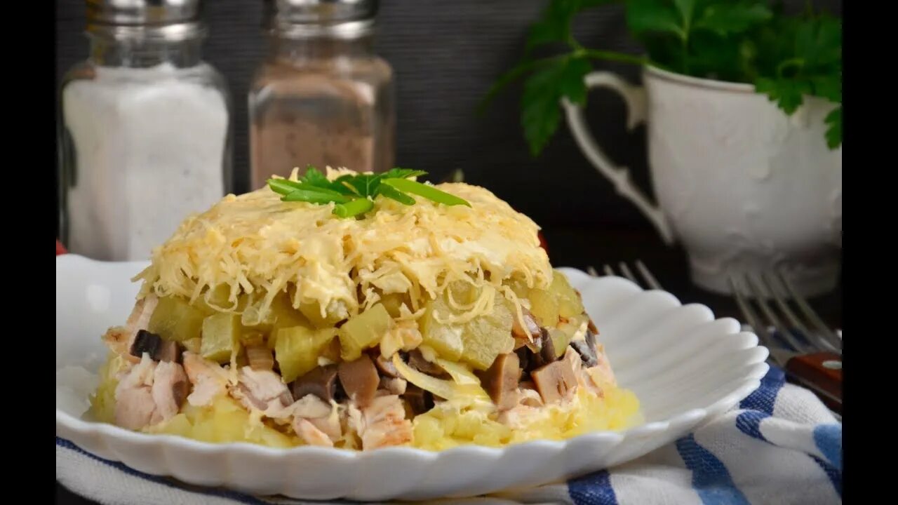 Салат Викинг с ананасом. Салат с курицей и ананасами и грибами. Салат с курицей и ананасами и грибами слоеный. Салат "Викинг" с курицей и ананасами. Салат ананас с курицей рецепт классический слоями