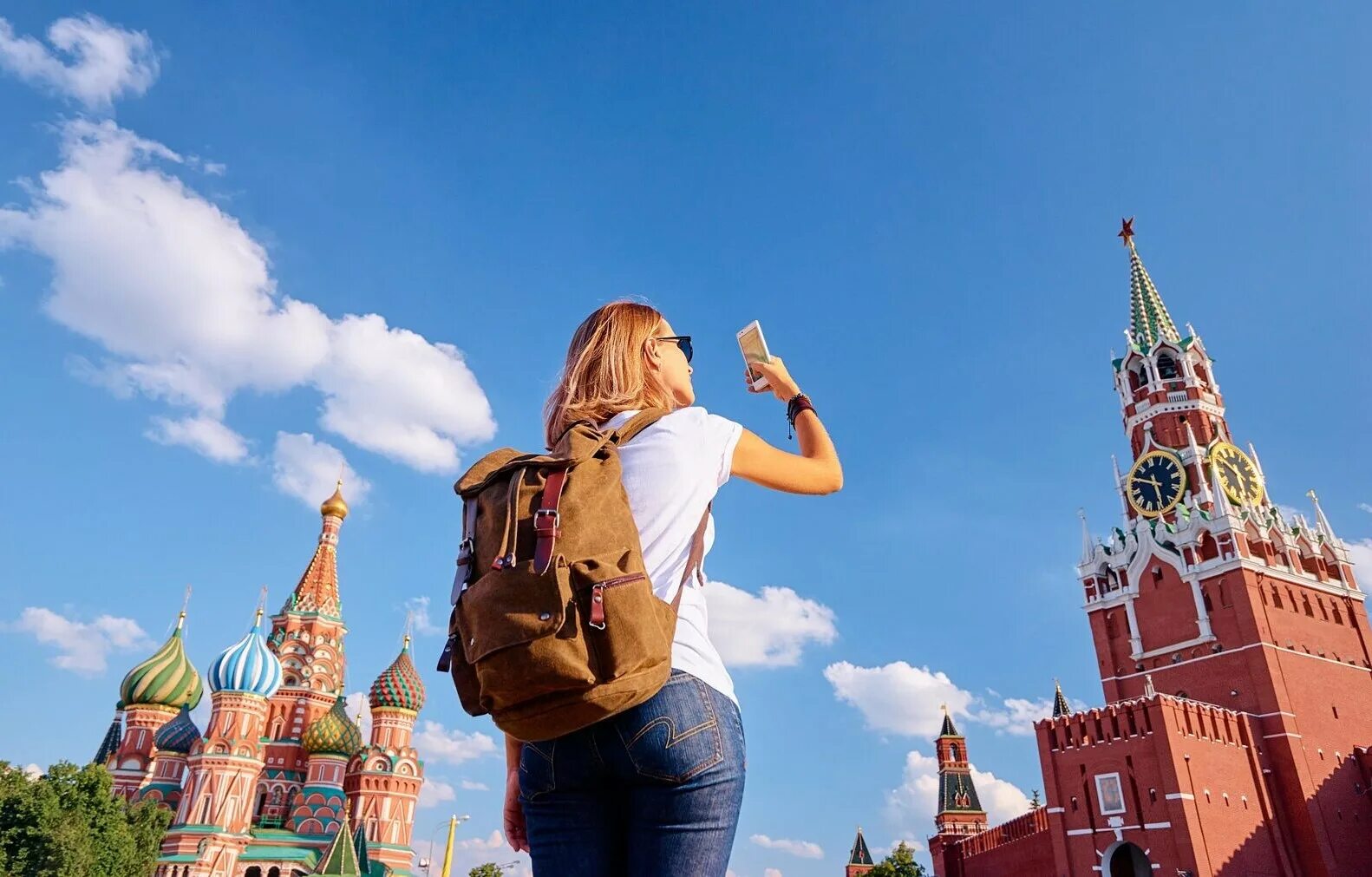Фотосессия на красной площади. Красивые ракурсы на красной площади. Девушка на площади города. Девушка на фоне красной площади. Девушки москвы.
