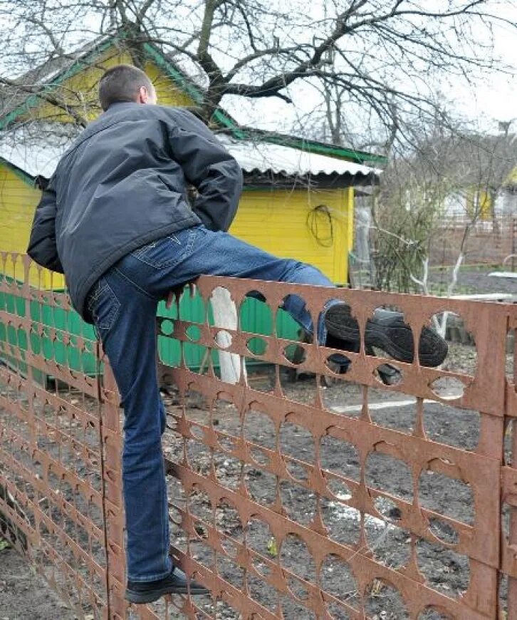 Мужики крадут. Забор от воров на даче. Кража из садового домика. Ограбили дачу.