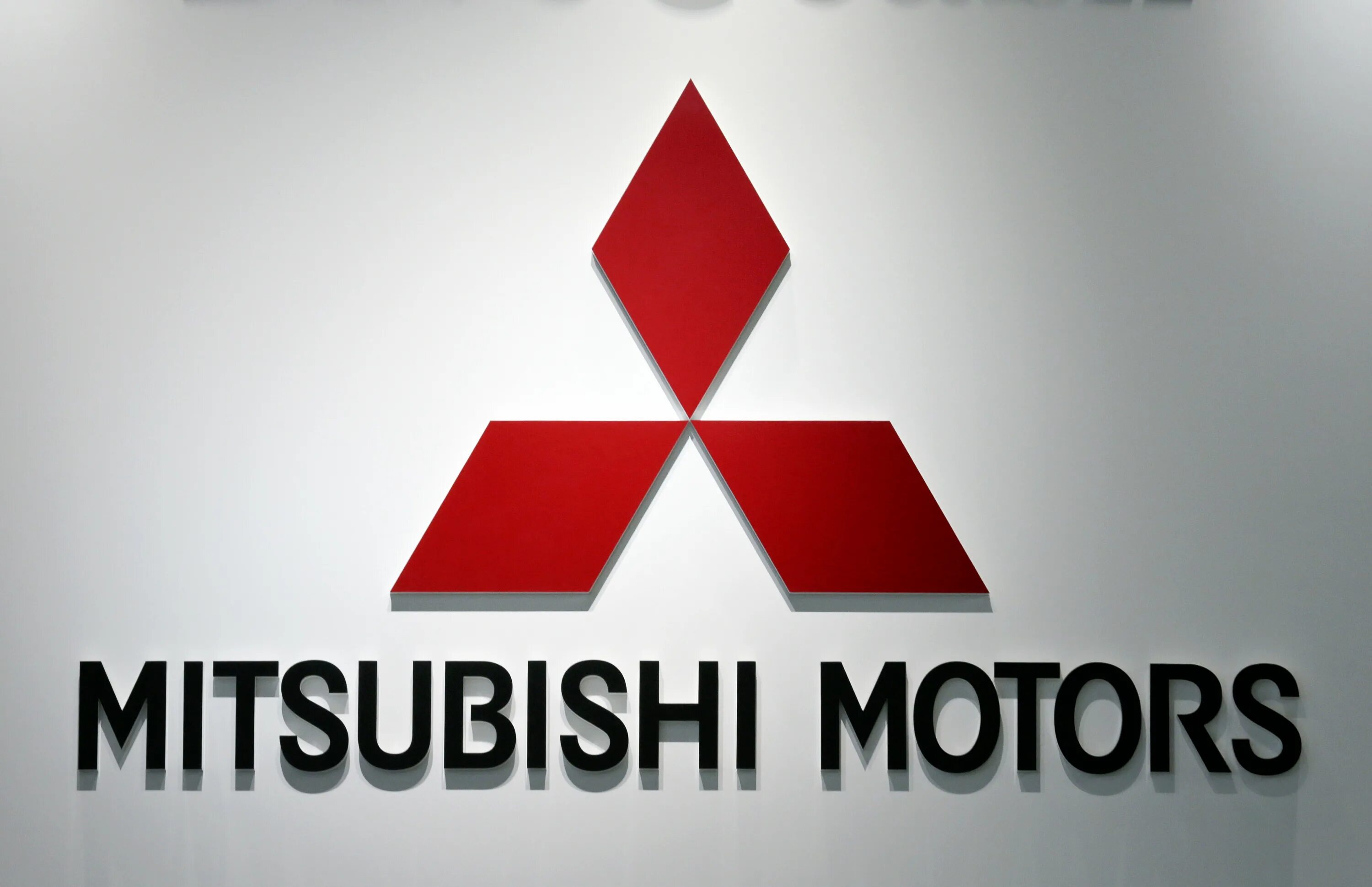 Магазин мицубиси. Mitsubishi logo 2021. Mitsubishi значок Mitsubishi. Mitsubishi Motors Corporation logo. Mitsubishi Group автомобили Mitsubishi 2010 года.