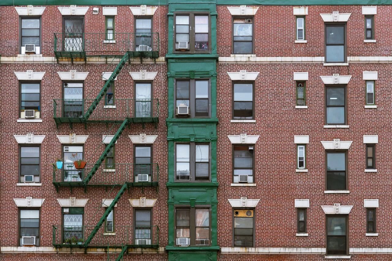 Многоэтажные кирпичные здания в Нью Йорке. Фасады зданий Нью Йорка. Дом окон. Фасад многоэтажки.