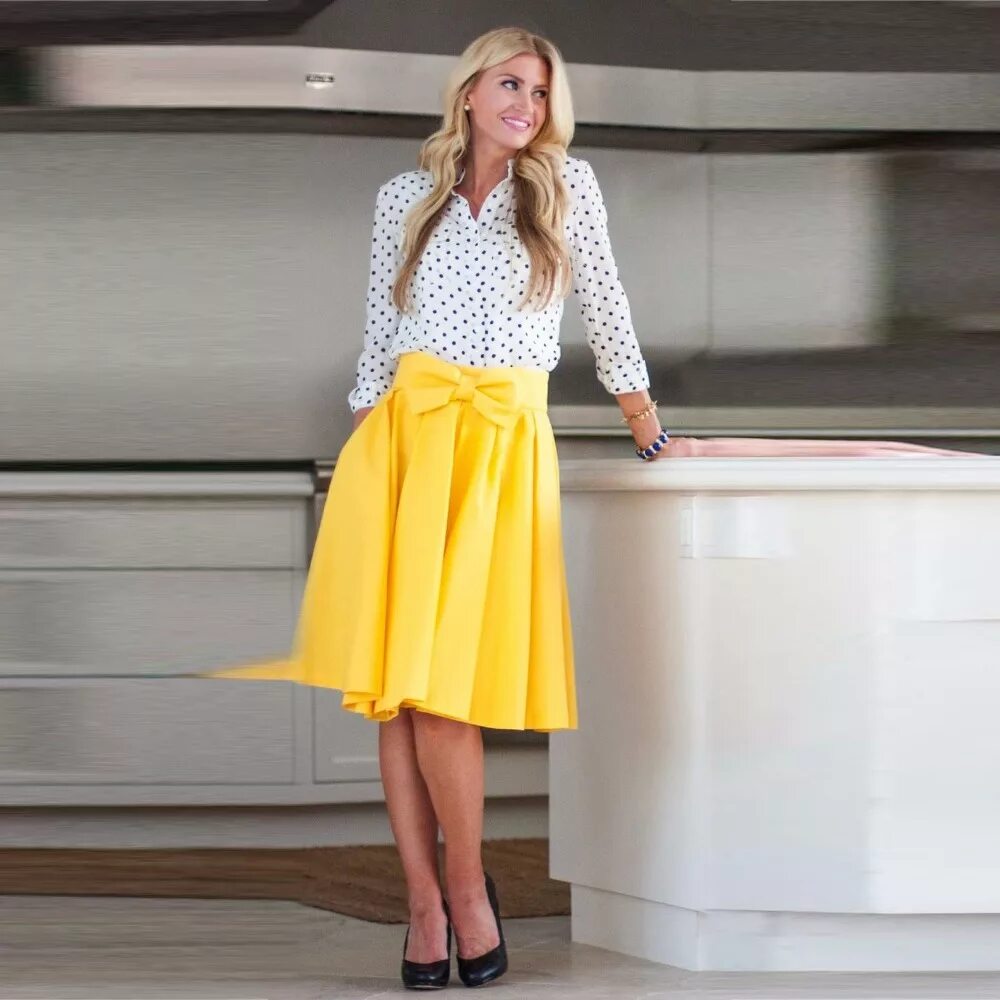 Желтая юбка. Желтая юбка миди. Желтая одежда юбки. Красивые юбки на лето. Девушка в желтой юбке.