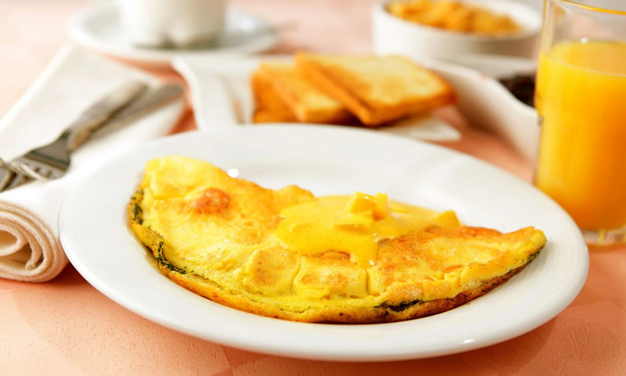 Вкусный завтрак на сковороде рецепт. Омлет. Омлет с сыром. Омлет с сыром на сковороде. Красивый омлет.
