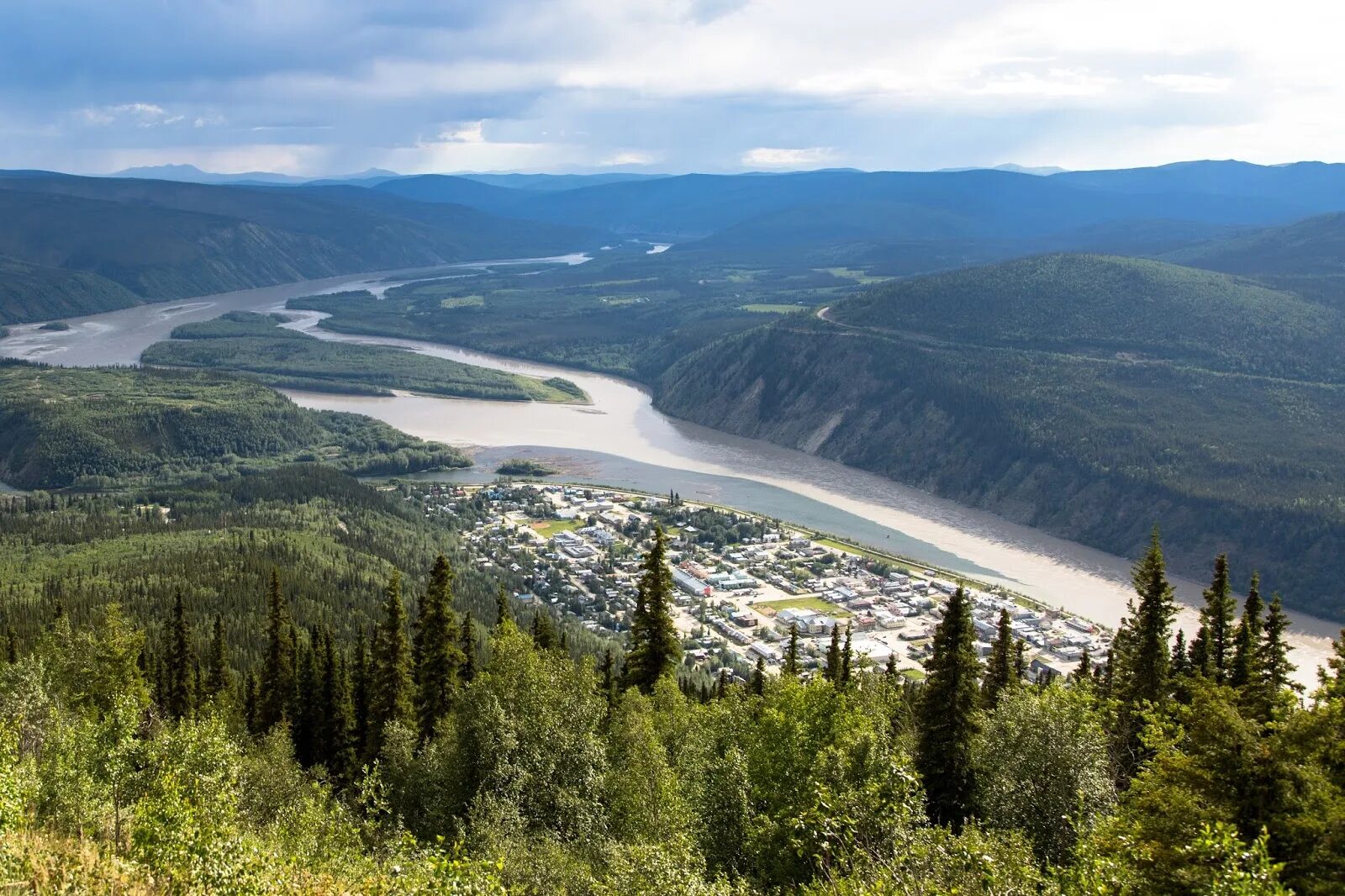 Река юкон относится к бассейну. Доусон город Аляска. Dawson City Yukon. Доусон, территория Юкон. Аляска Юкон зимой Доусон.