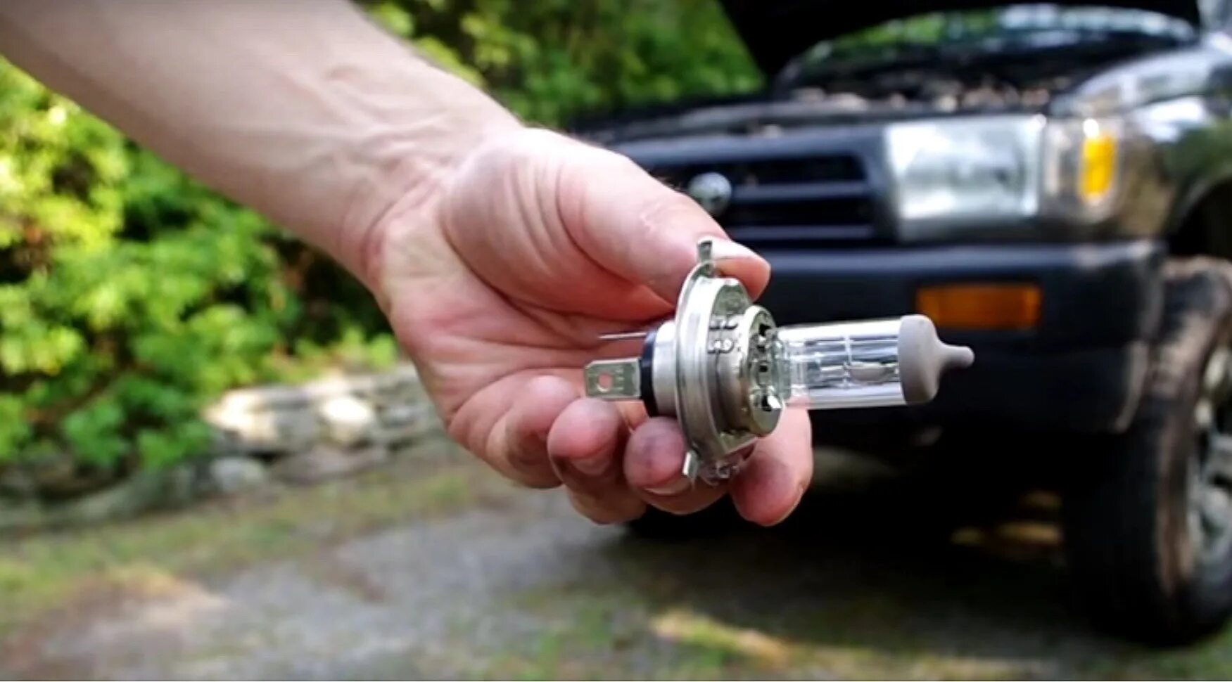 Лампа ближнего света опель астра h. Как поменять галогенную лампочку в подвесном. Монтаж точечных светильников. Лампа ближнего света сузуки sx4 2021. Лампа ближнего света мазда 6 gh 2008.