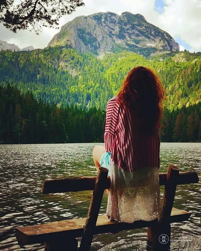 Уединение природы и человека. Человек в уединении. Девушка спокойствие. Умиротворение. Одиночество в горах.