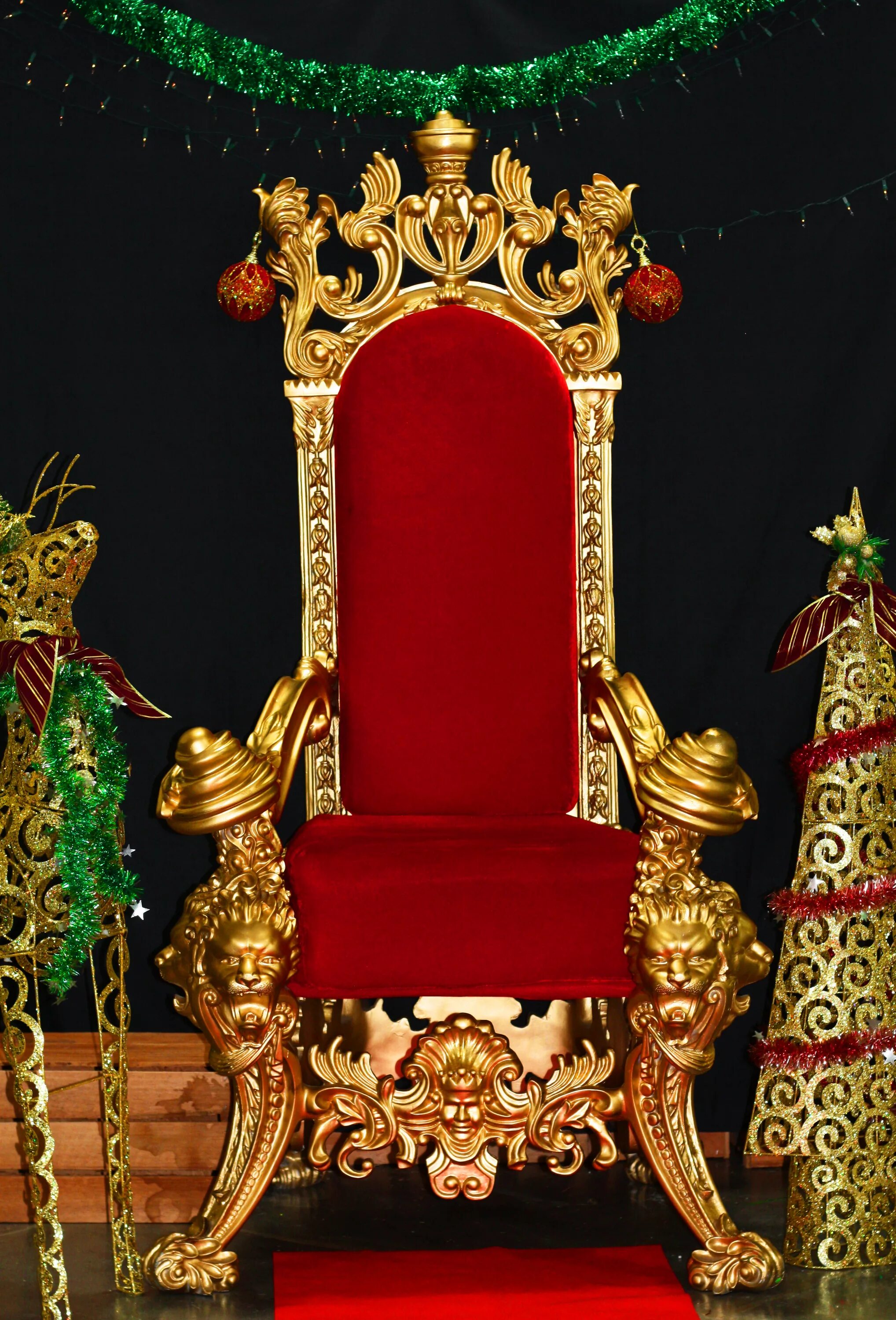 Как называется кресло на котором сидит король. Красный королевский трон. Королевский трон сбоку. Царские и королевские троны. Трон королевск кресло королевский.