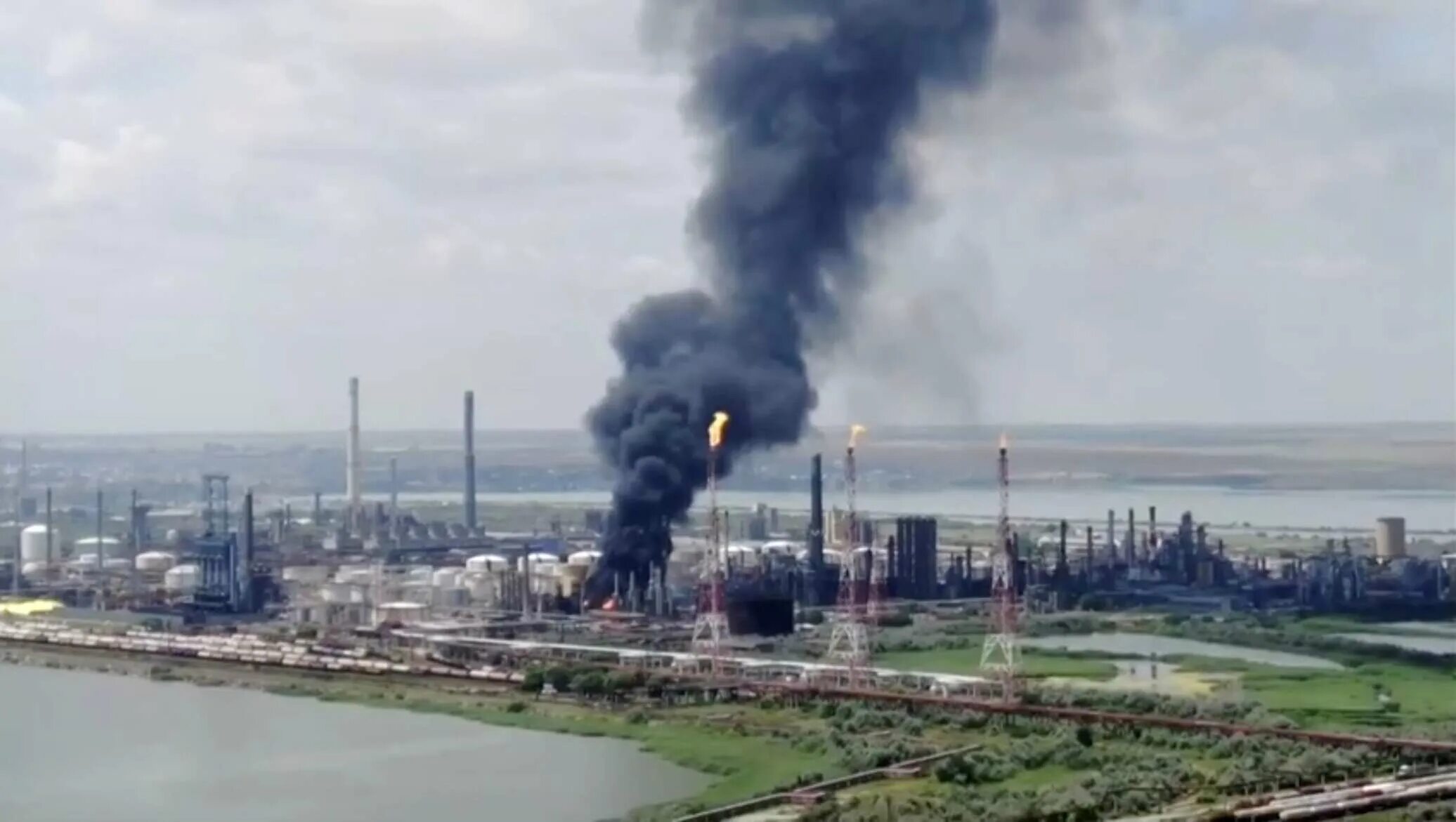 Взрыв на нпз в новокуйбышевске. Нефтеперерабатывающий завод Румыния. Нефтеперерабатывающий завод в Румынии в 1970. Взрыв на нефтеперегонном заводе в Техасе British Petroleum. Взрыв нефтезавода.