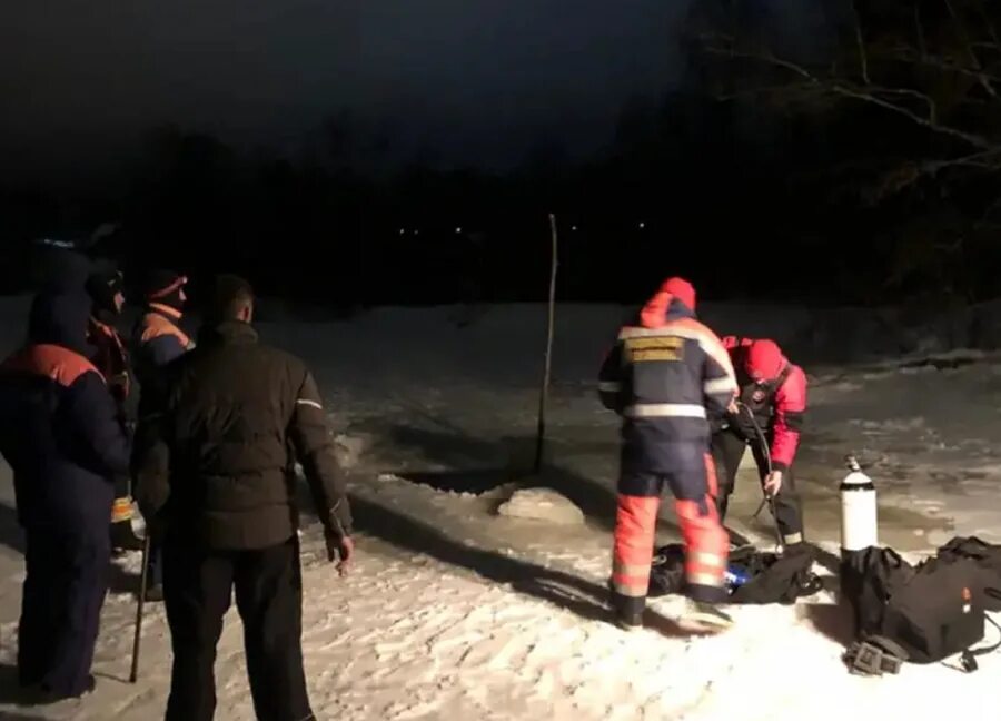 Крещение девушка под лед