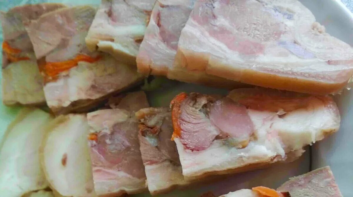 Как вкусно приготовить рулет из рульки. Рулет из рульки свиной в пленке. закуска из рульки свиной. свиной рулет вареный в пленке. рулет из рульки свиной рассол.