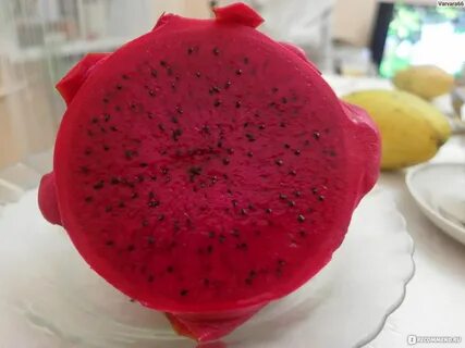 Фрукт белый с черными зернышками