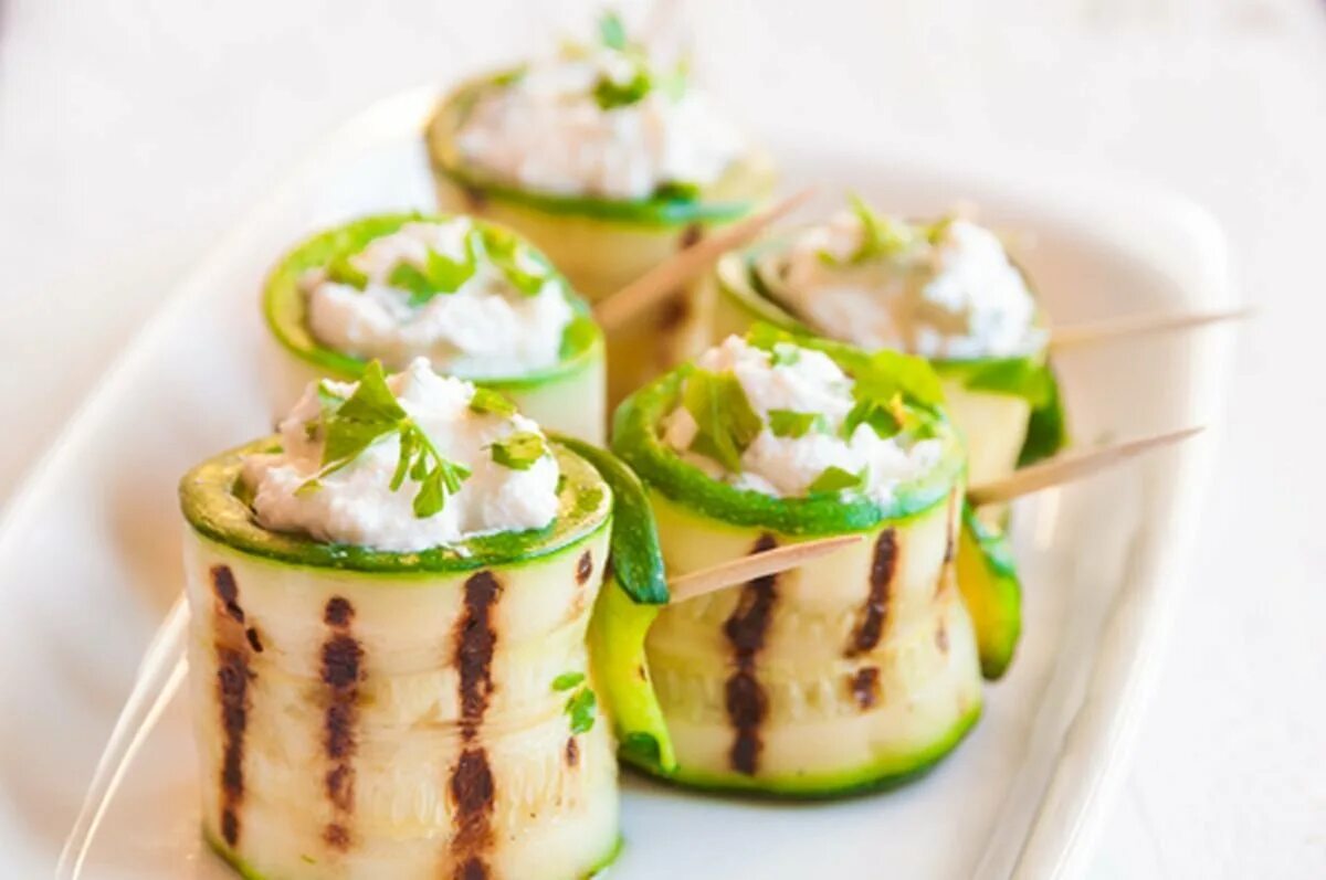 приготовление закусок из кабачков. закуска из кабачков. рулет из цукини с сыром. приготовление закусок из кабачков. праздничные закуски из цукини.