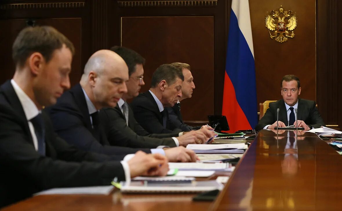 Правительство обсуждает повышение налогов. Заседание чиновников. Российские чиновники фото. Госслужащие России. Государственные служащие России.