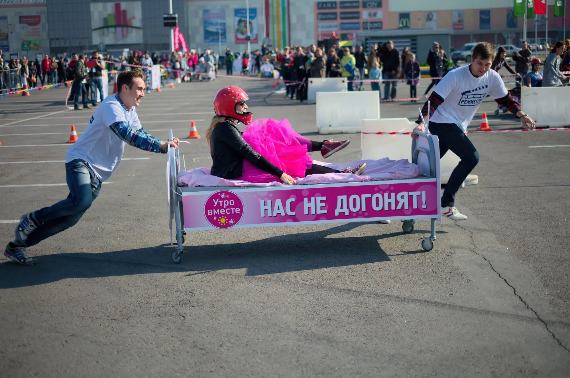 Unusual sporting. Гонки на кроватях. Гонки на кроватях вид спорта. Гонки на кроватях в Англии. Необычные виды спорта.