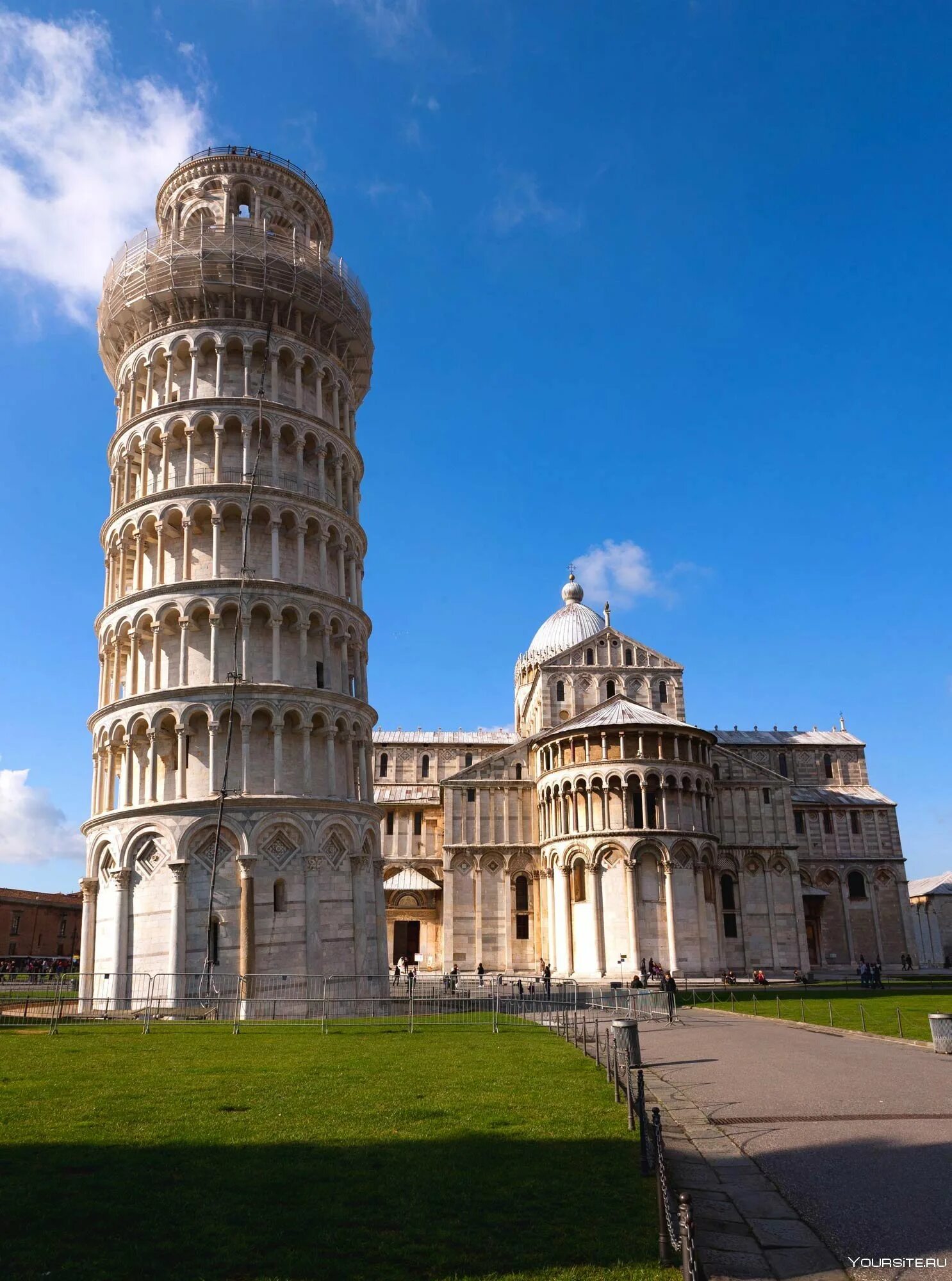 В какой стране находится достопримечательность. Пизанская башня Италия. Архитектура Италии Пизанская башня. Достопримечательности Пизанская башня. Пизанская башня фото.
