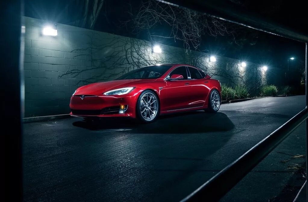 1024 com. Тесла красная. Tesla model s обои. Tesla model s 100d красный цвет. Тесла темно красная.