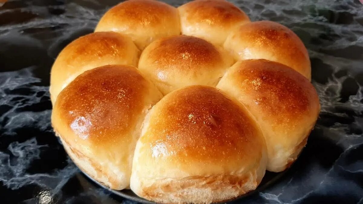 пирожки и булочки. тесто для пирожков на кефире фото. тесто на дрожжах для пирожков. тесто на пирожки. самое пышное тесто.