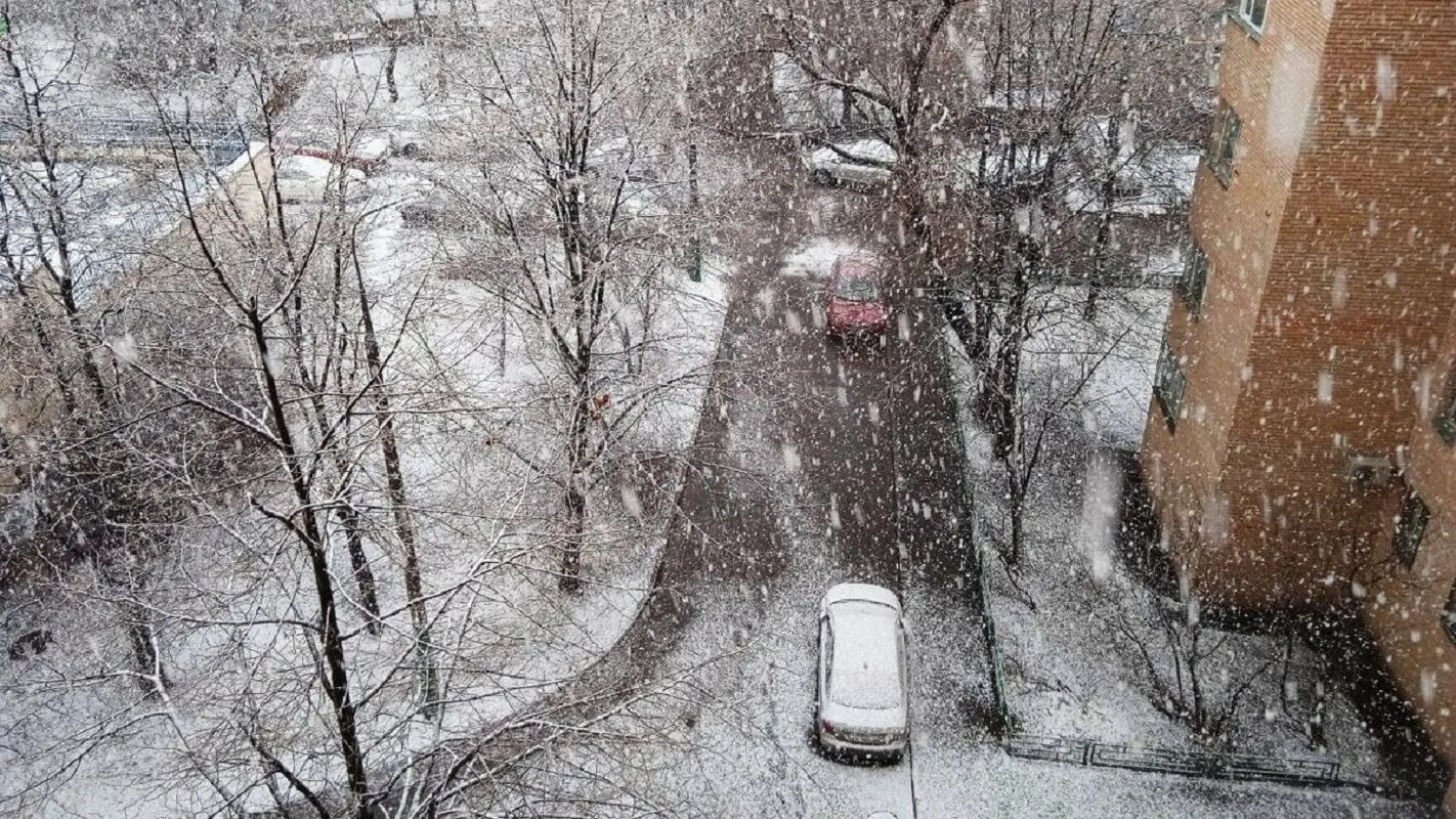 Снегопад в Москве 2.04. Снег в Москве. Сильный снегопад в Москве. Снежные заносы в Москве.