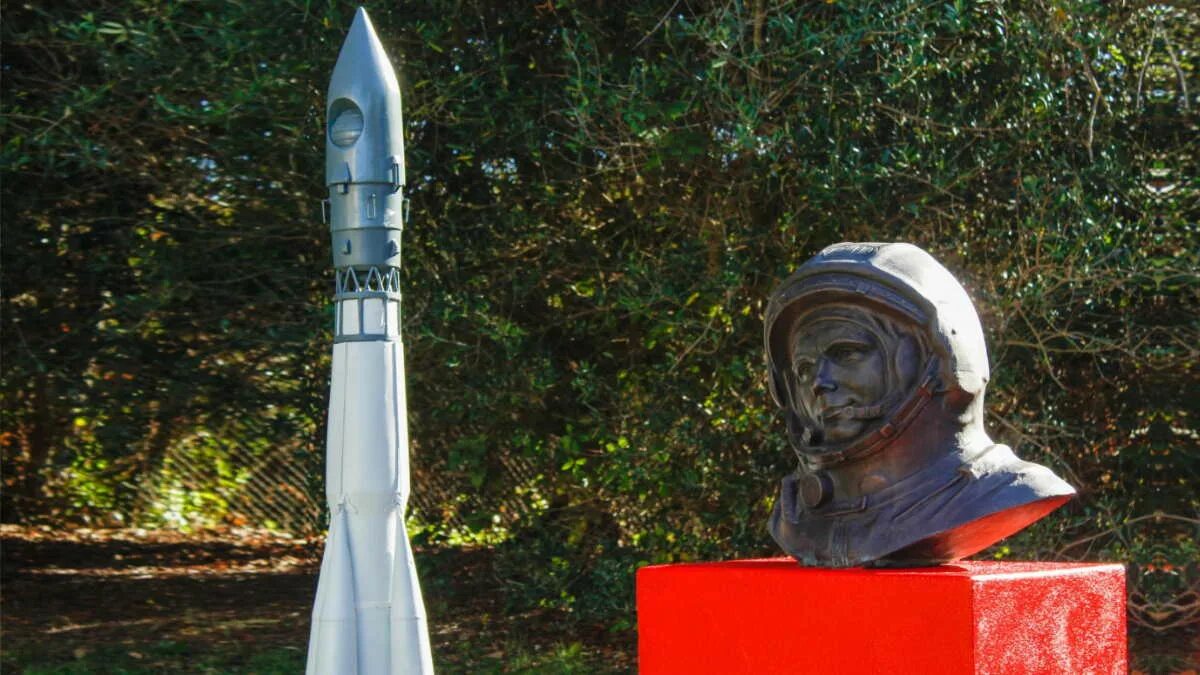 Где был установлен первый бюст гагарина. Бюст гагарина в португалии. памятник юрию гагарину. первый памятник гагарину.