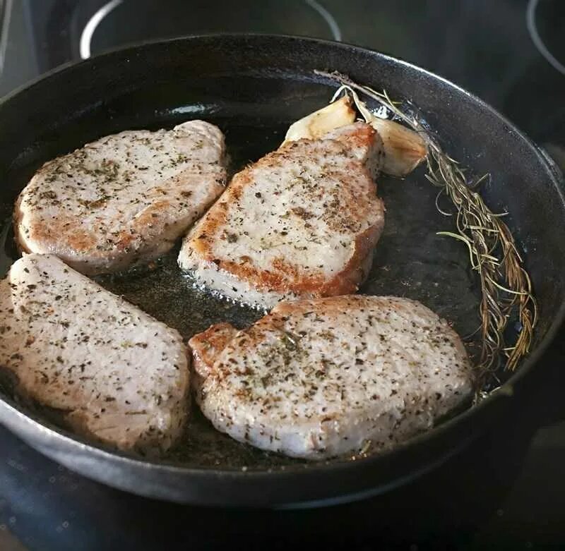 Приготовить индейку быстро и вкусно на сковороде. Филе индейки на сковороде. жареная индейка на сковороде филе. индейка кусочками на сковороде. стейк из индейки на сковороде.