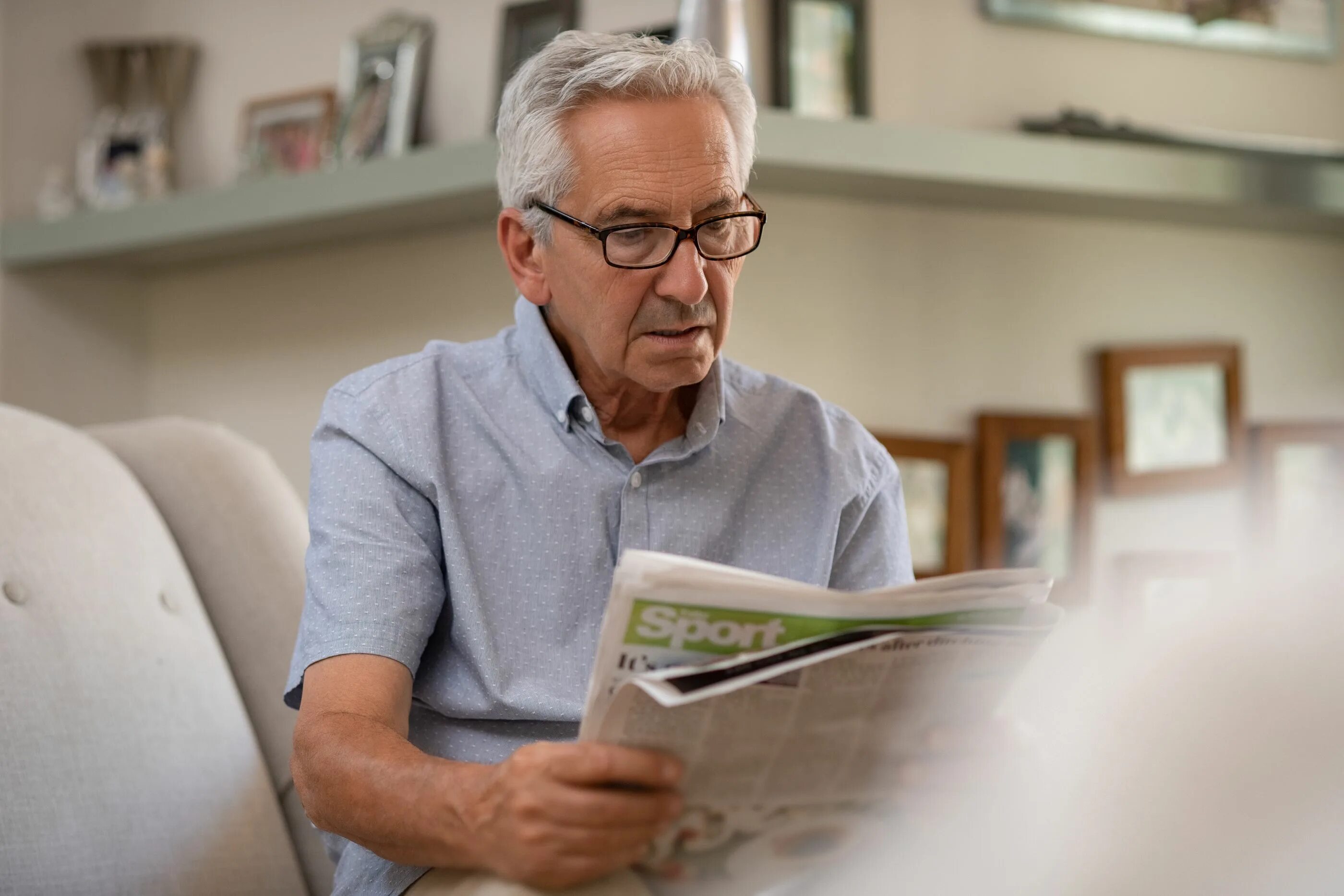 Дедушка читает. Дед с газетой. Дедушка с газетой. Старик с книжкой.