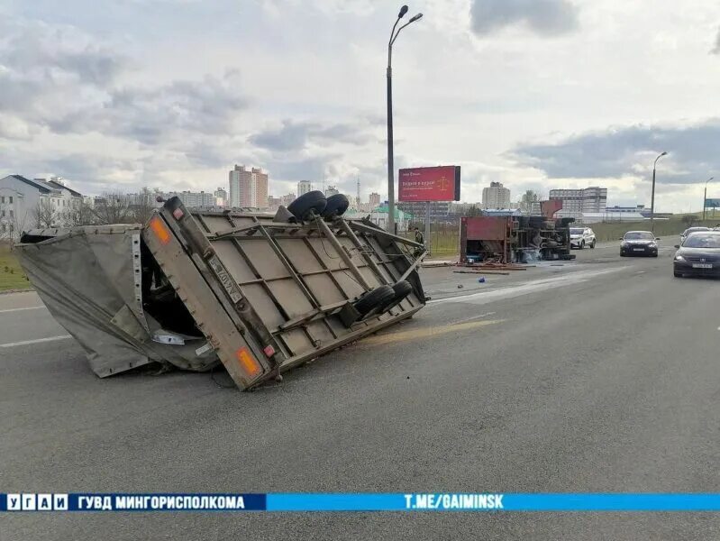 Самосвал перевернулся на мкаде. 05. На мкаде перевернулась машина сегодня. Сегодня на мкаде перевернулся грузовик 18 ноября. Бензовоз перевернулся на мкаде.