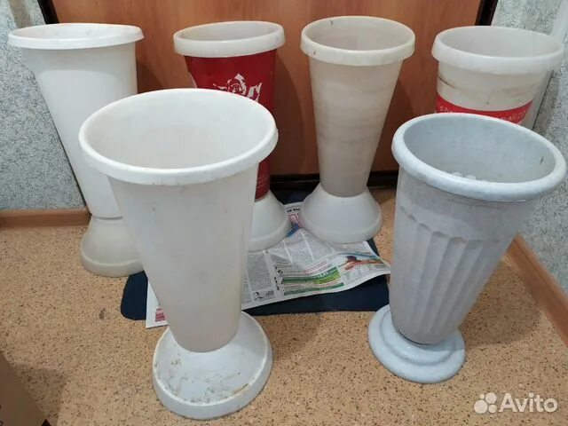 Горшки винтажные вазоны. Уличные вазы для цветов. Ваза на ножке для тюльпанов. Вазоны для цветов уличные пластиковые. Вазы для сада.