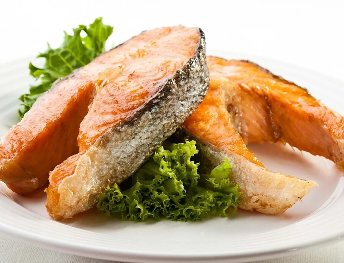 Какую жареную рыбу. Рыба жареная. Жареная рыба на тарелке. Жареная рыбка. Жареная рыба сазан.