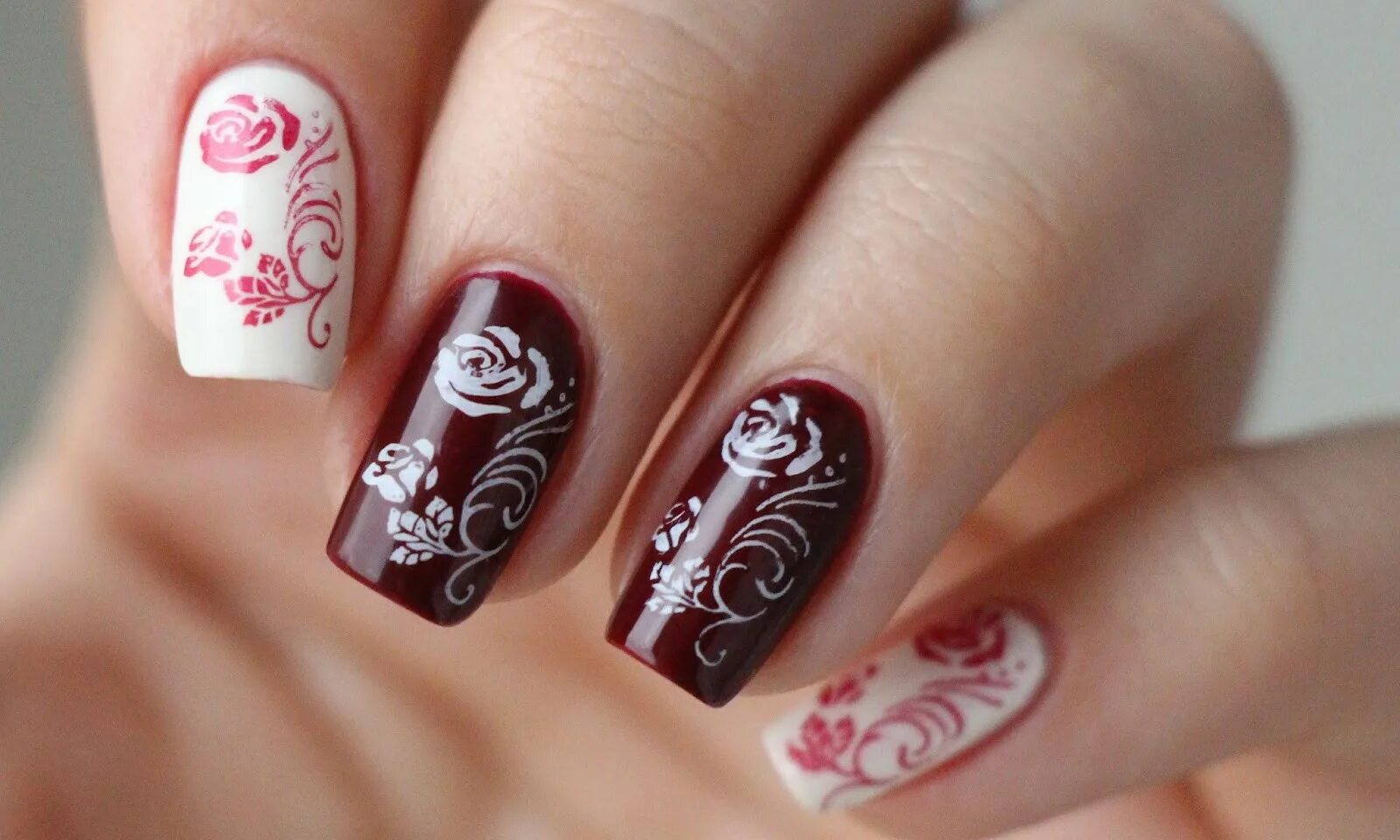Дизайн ногтей розы. Маникюр с орнаментом. Маникюр с розами. Вензеля на ногтях. Красный маникюр с вензелями.