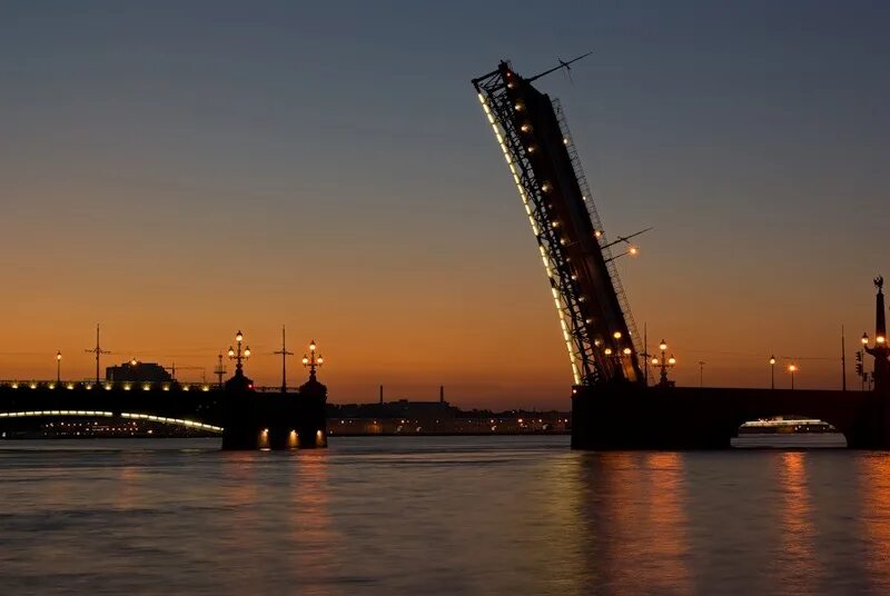 Что видна в санкт петербурге. Троицкий мост в Санкт-Петербурге. Разводные мосты в Санкт-Петербурге Троицкий. Троицкий мост в Санкт-Петербурге разводной мост. Троицкий мост в Санкт-Петербурге разводится.