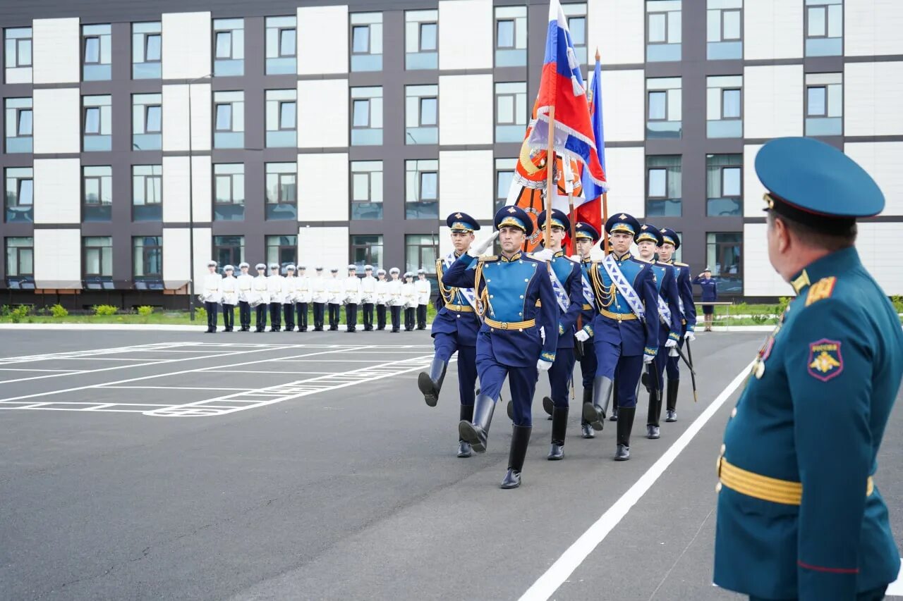 Кадетское училище в Кемерово. Кемеровское президентское кадетское училище МО РФ. Кемеровское президентское кадетское училище парад Победы Кемерово. Значок Кемеровского президентского кадетского училища. Президентские кадетские училища россии