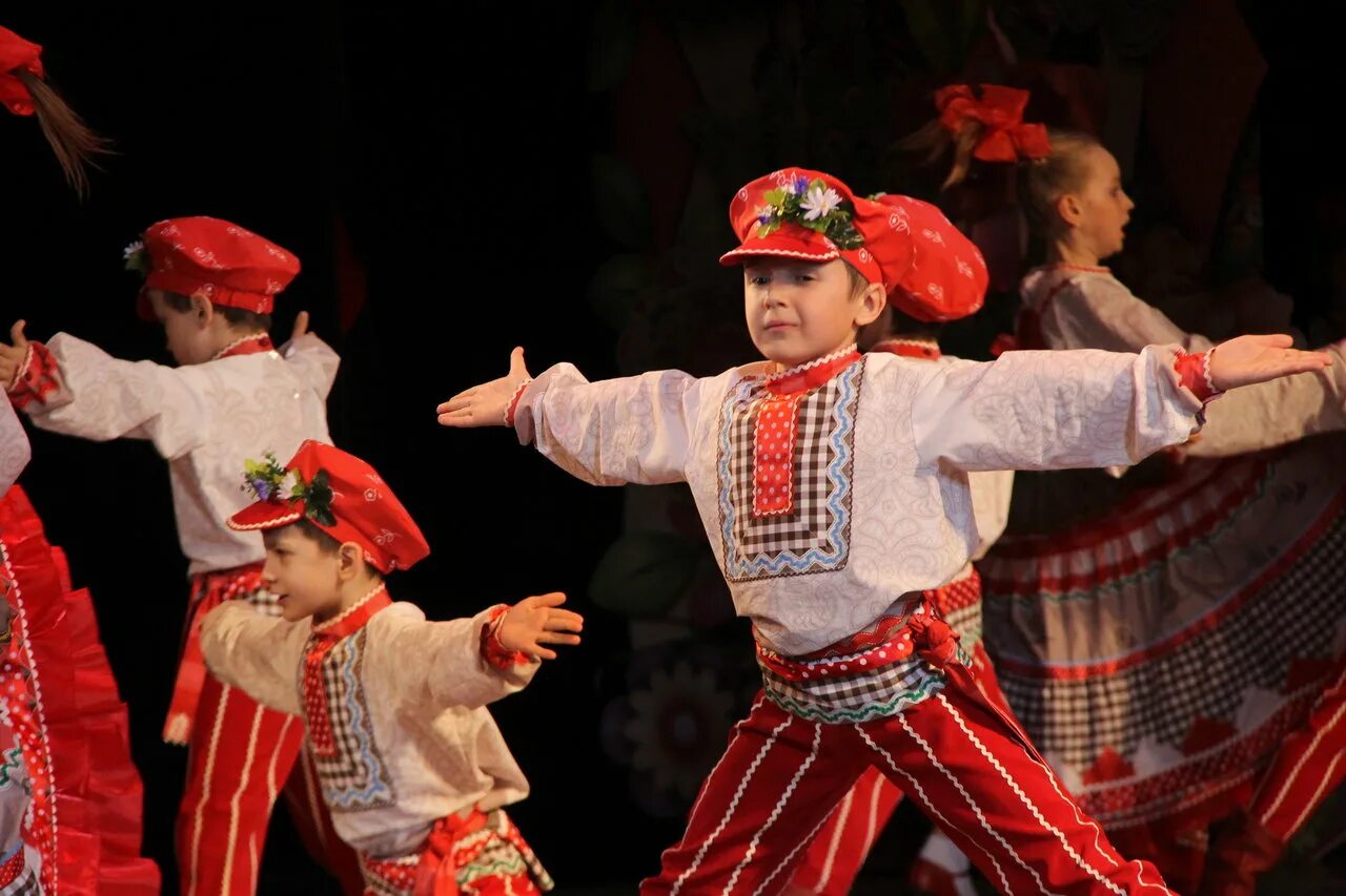 Народные танцы для детей. Русский танец. Русский народный танец Калинка. Русские народные танцы мальчики. Веселая танцевальная русская народная