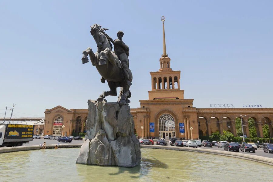 Ереван подробнее. Памятник Сасунскому в Ереване.