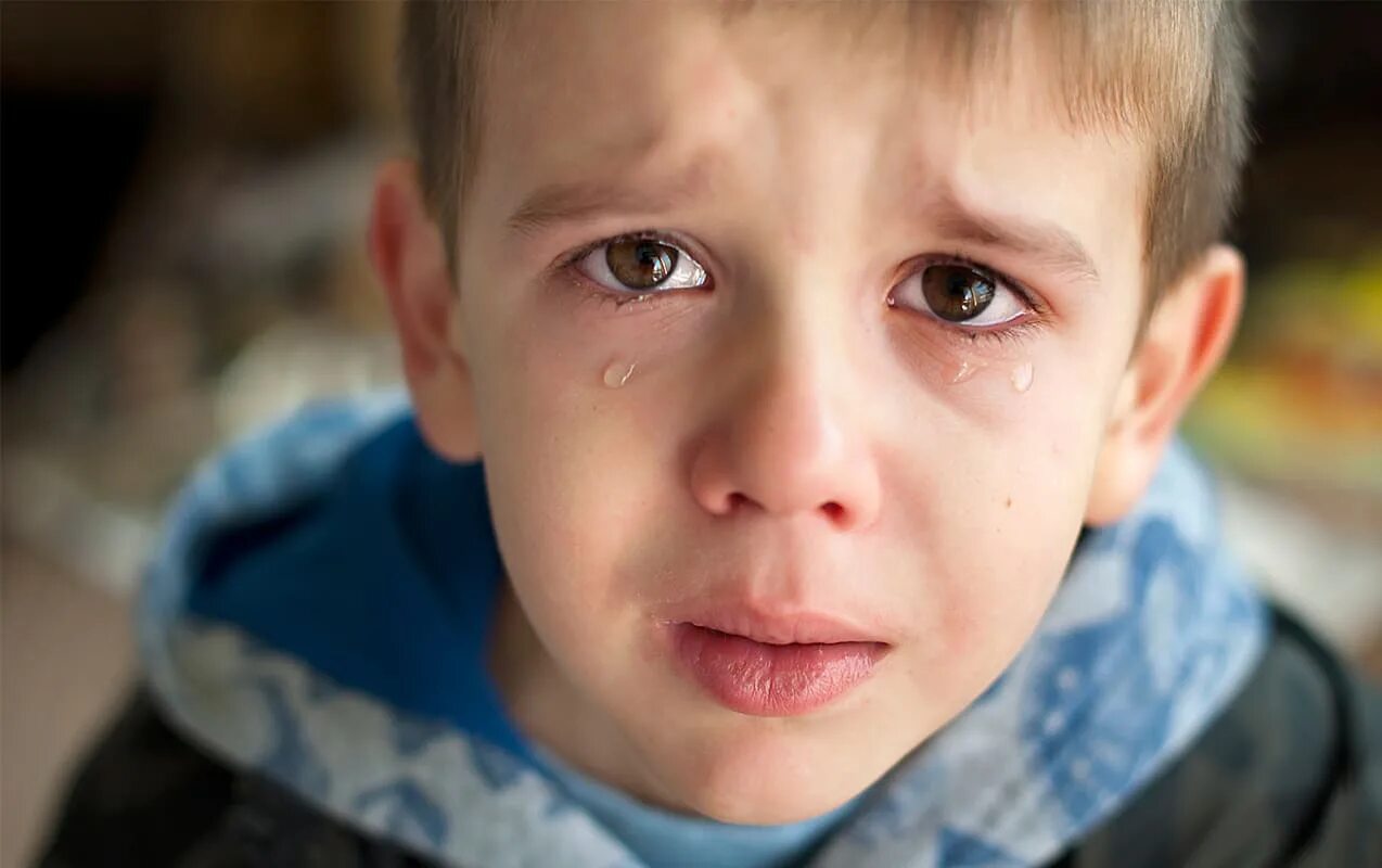 Мальчик со слезами на глазах. Грустный ребенок. Мальчик плачет. Грустный мальчик. Мальчик в детском доме.