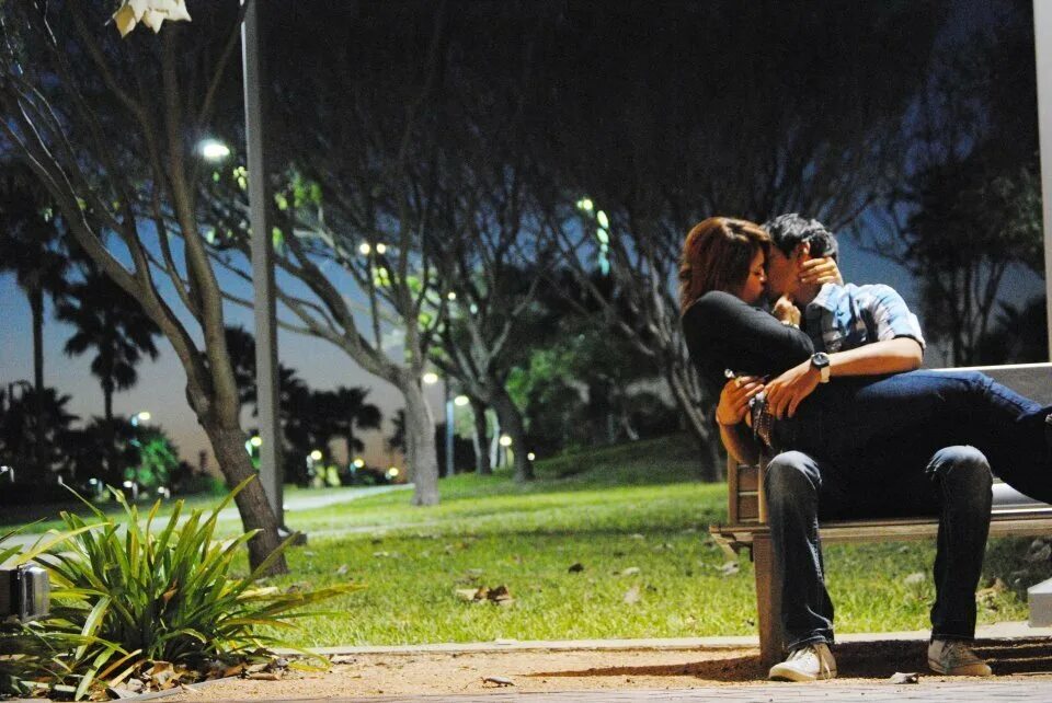 Парень целуется на улице. Влюбленные на скамейке в парке. Пары на скамейке. Поцелуй в парке. Парень с девушкой на скамейке.