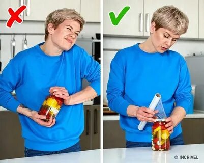 Человек открывает банку